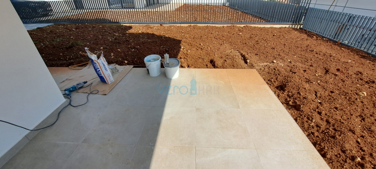 Città di Krk, moderno appartamento bilocale al piano terra con giardino, nuova costruzione, vendita