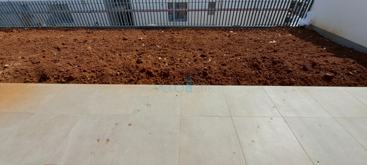 Città di Krk, moderno appartamento bilocale al piano terra con giardino, nuova costruzione, vendita