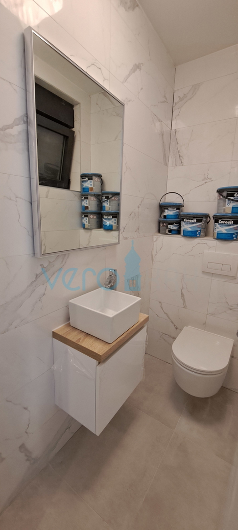 Città di Krk, moderno appartamento bilocale al piano terra con giardino, nuova costruzione, vendita