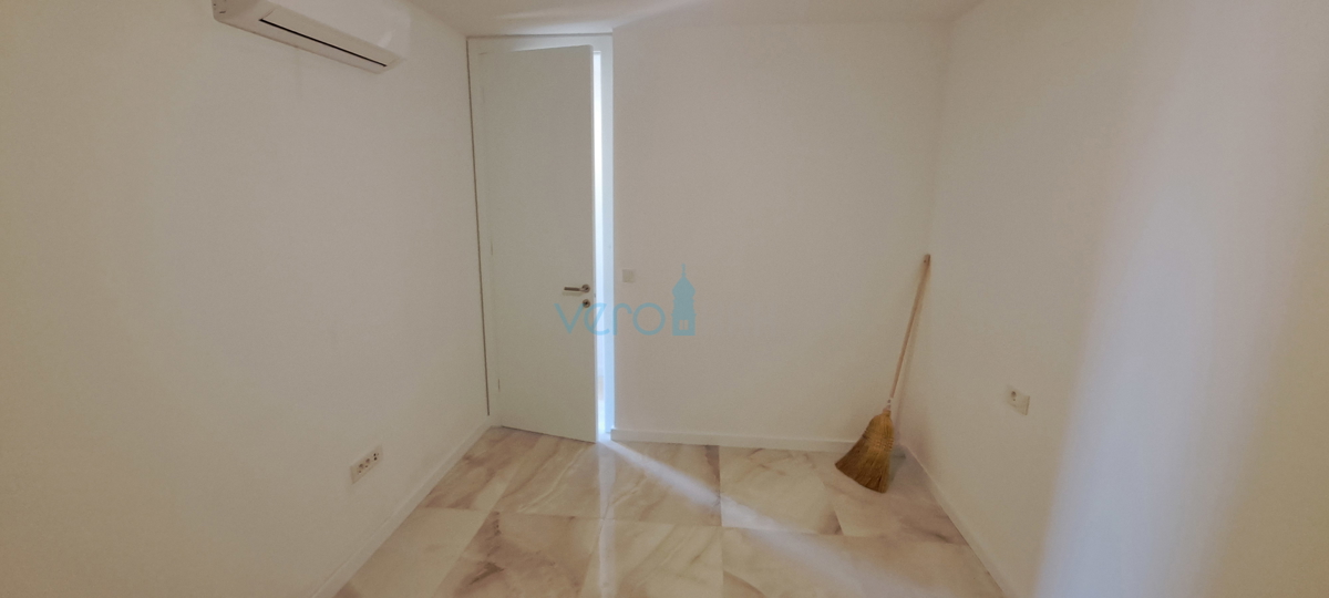 Città di Krk, moderno appartamento bilocale al piano terra con giardino, nuova costruzione, vendita