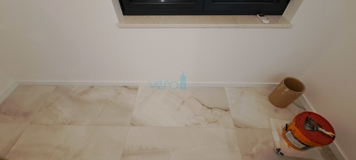 Città di Krk, moderno appartamento bilocale al piano terra con giardino, nuova costruzione, vendita