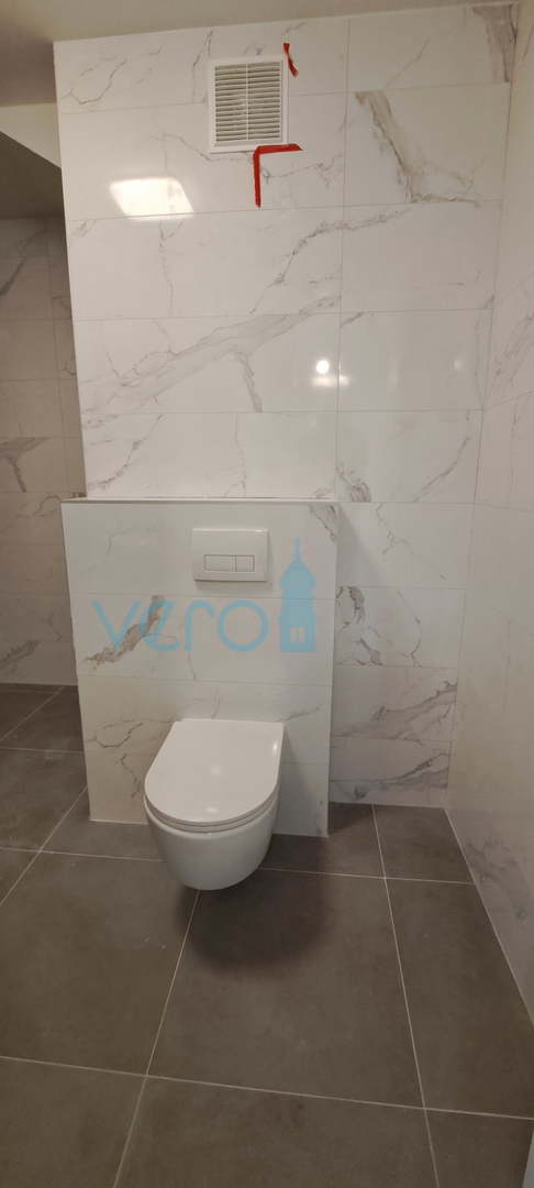 Città di Krk, moderno appartamento bilocale al piano terra con giardino, nuova costruzione, vendita