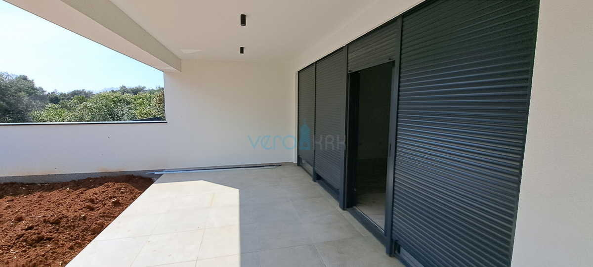 Città di Krk, moderno appartamento bilocale al piano terra con giardino, nuova costruzione, vendita