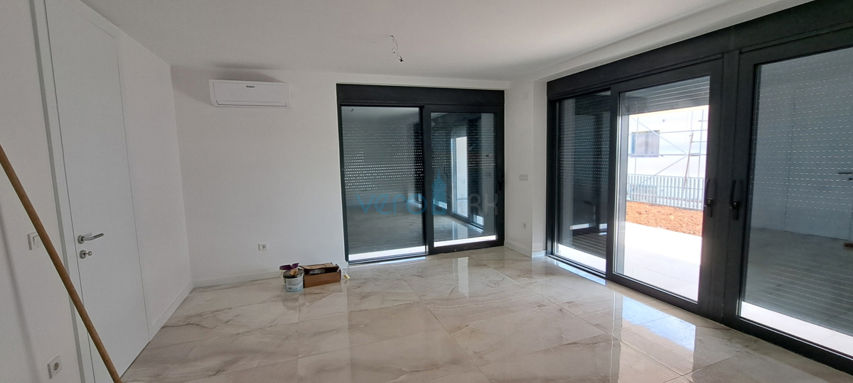 Città di Krk, moderno appartamento bilocale al piano terra con giardino, nuova costruzione, vendita