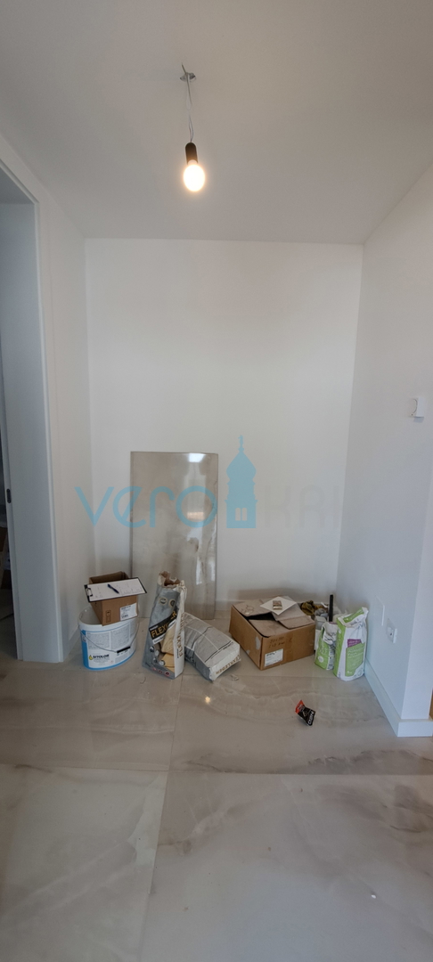 Città di Krk, moderno appartamento bilocale al piano terra con giardino, nuova costruzione, vendita