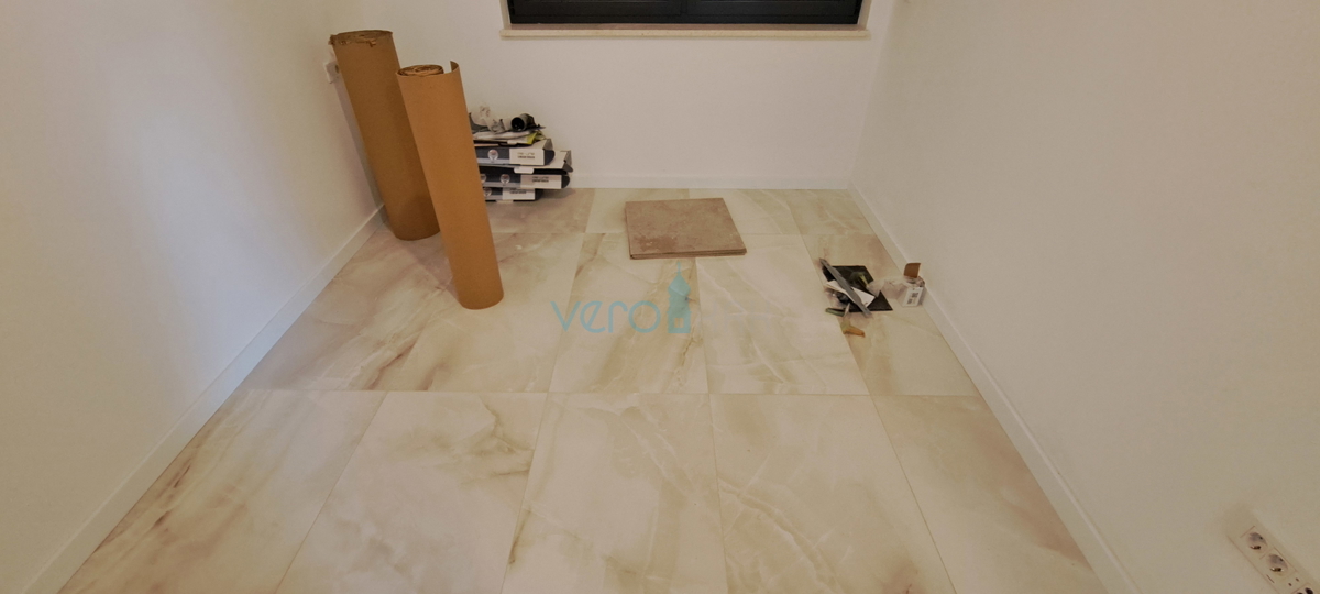 Città di Krk, moderno appartamento bilocale al piano terra con giardino, nuova costruzione, vendita