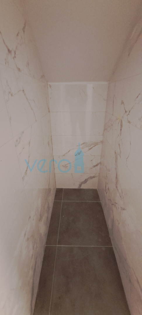 Città di Krk, moderno appartamento bilocale al piano terra con giardino, nuova costruzione, vendita