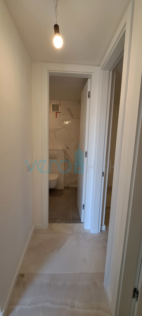 Città di Krk, moderno appartamento bilocale al piano terra con giardino, nuova costruzione, vendita