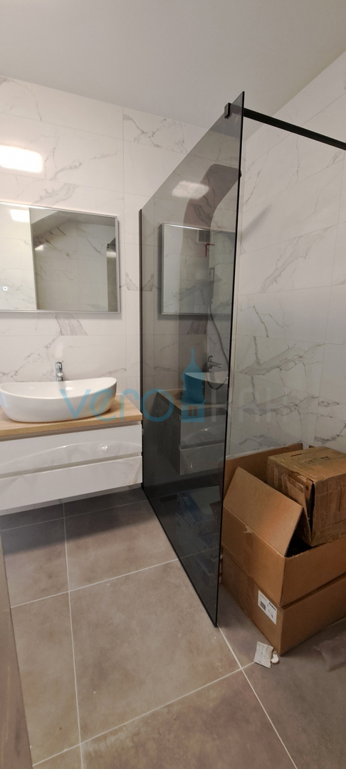 Città di Krk, moderno appartamento bilocale al piano terra con giardino, nuova costruzione, vendita