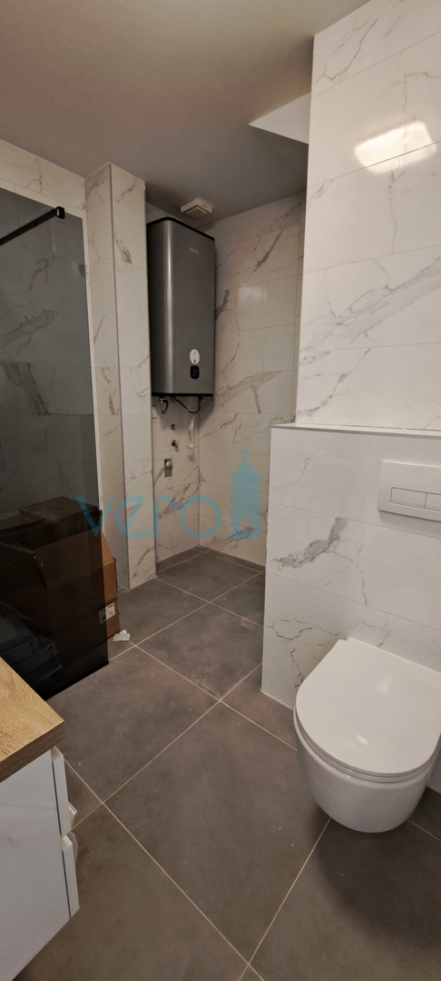 Città di Krk, moderno appartamento bilocale al piano terra con giardino, nuova costruzione, vendita