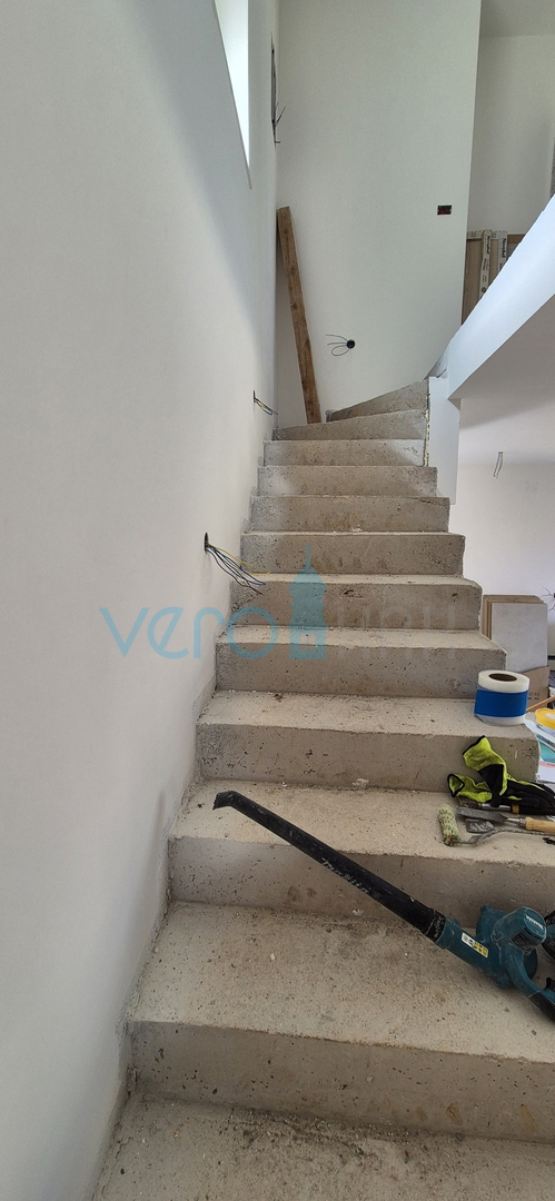 Malinska, isola di Krk, nuova costruzione, casa bifamiliare, piscina, giardino, vista