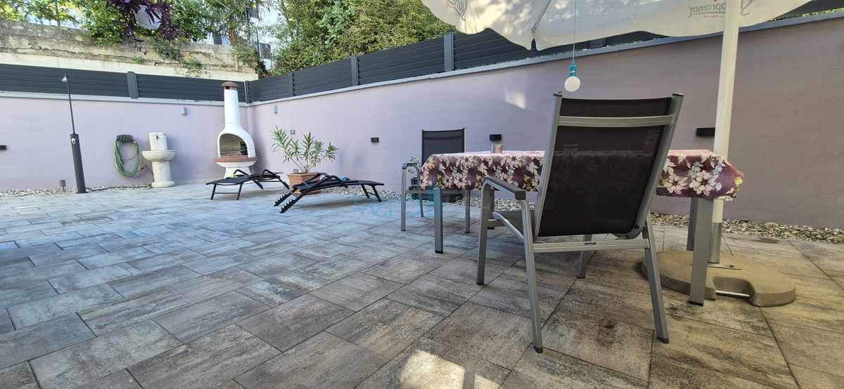 Isola di Krk, Malinska, centro, appartamento su due livelli con giardino, vendita