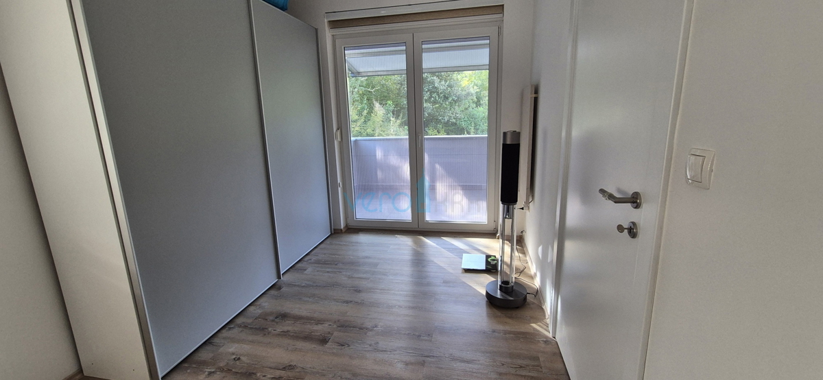 Isola di Krk, Malinska, centro, appartamento su due livelli con giardino, vendita