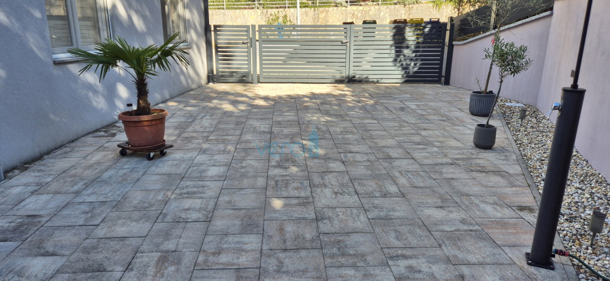 Isola di Krk, Malinska, centro, appartamento su due livelli con giardino, vendita