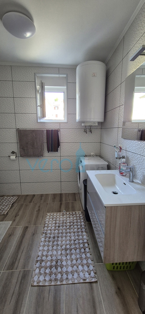 Isola di Krk, Malinska, centro, appartamento su due livelli con giardino, vendita