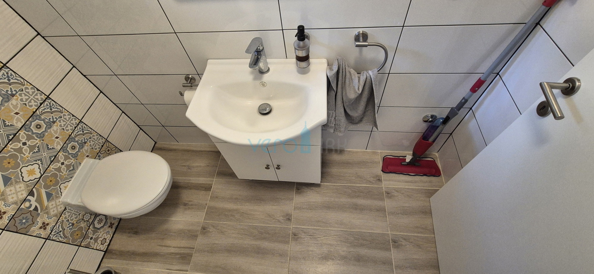 Isola di Krk, Malinska, centro, appartamento su due livelli con giardino, vendita