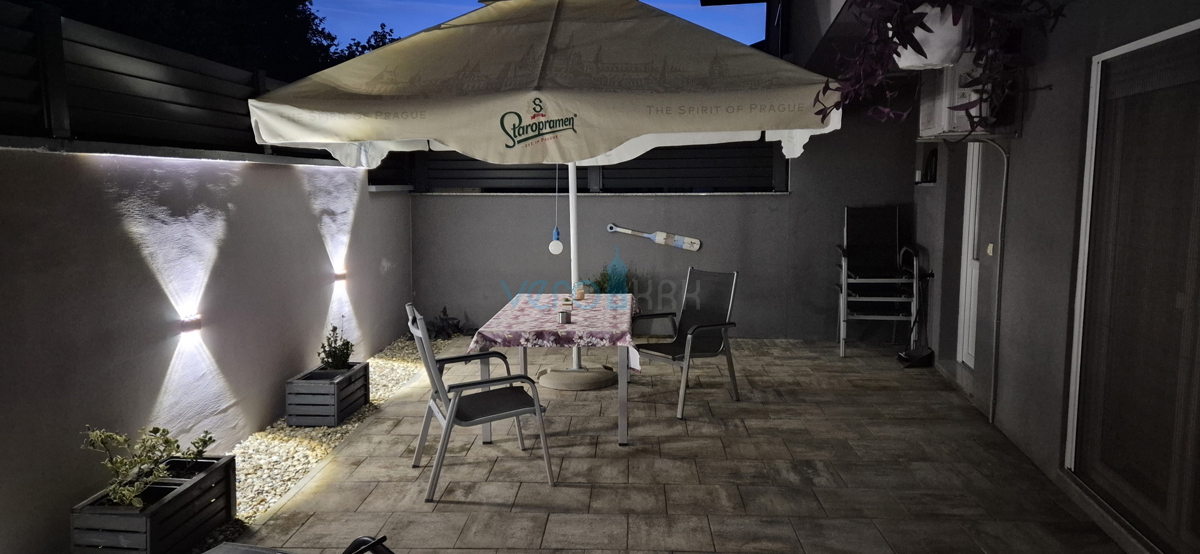 Isola di Krk, Malinska, centro, appartamento su due livelli con giardino, vendita