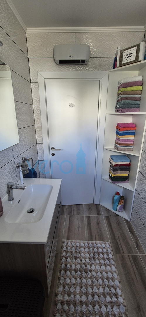 Isola di Krk, Malinska, centro, appartamento su due livelli con giardino, vendita