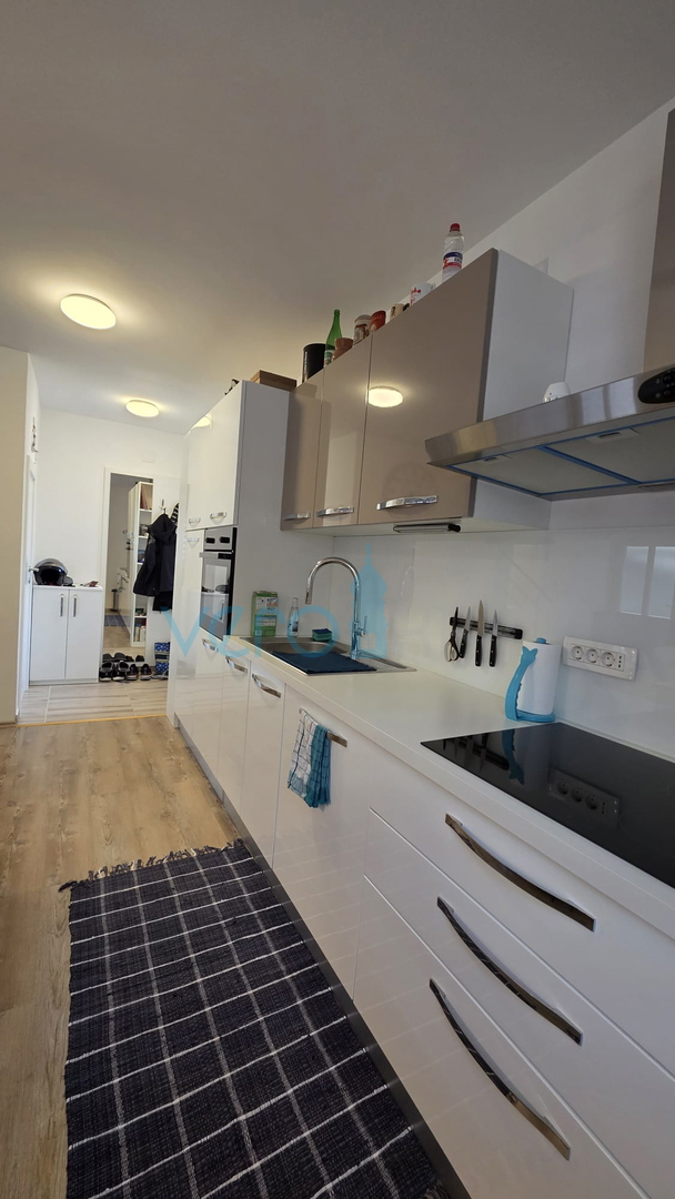 Isola di Krk, Malinska, centro, appartamento su due livelli con giardino, vendita