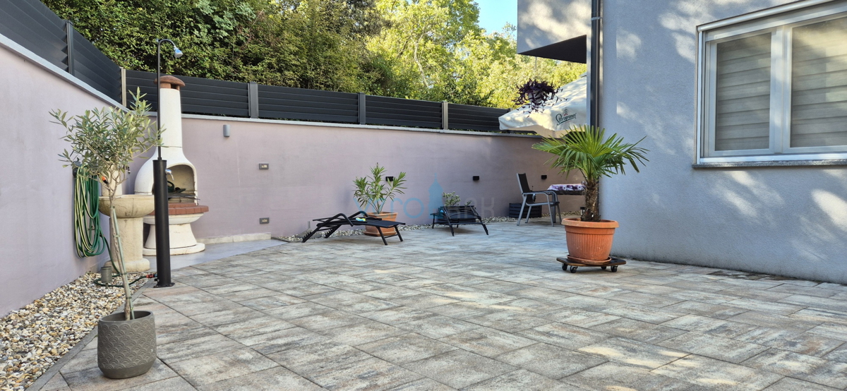 Isola di Krk, Malinska, centro, appartamento su due livelli con giardino, vendita