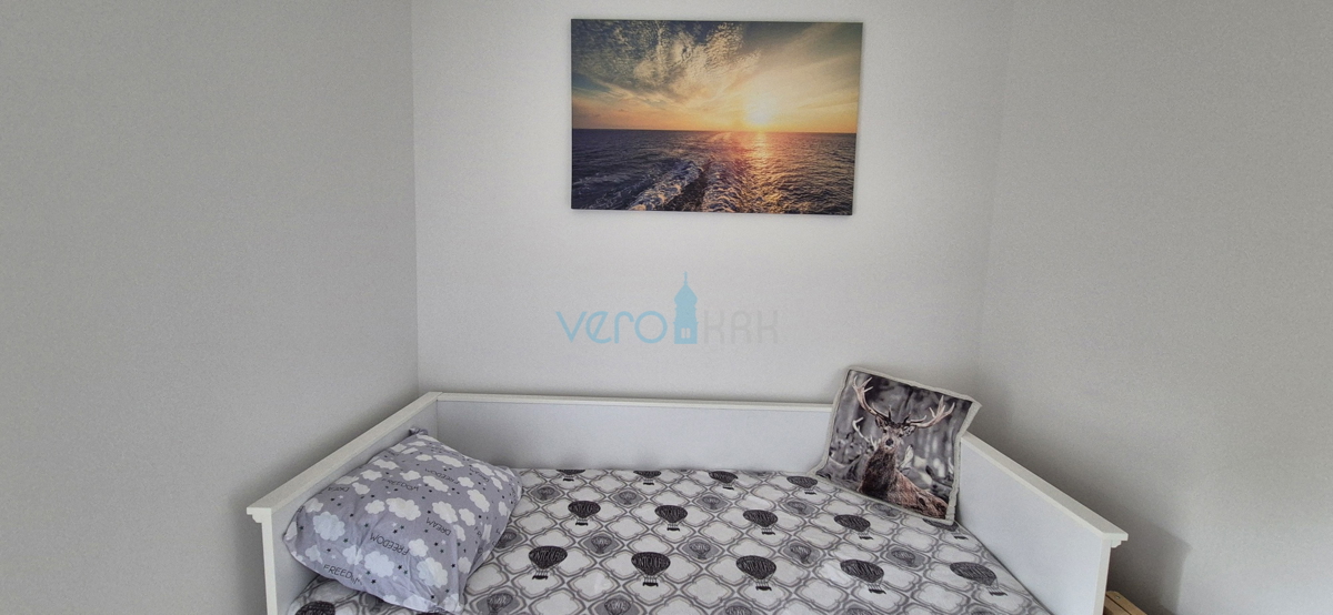 Isola di Krk, Malinska, centro, appartamento su due livelli con giardino, vendita