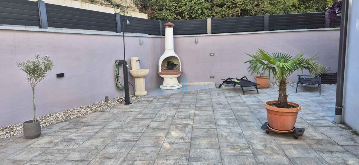 Isola di Krk, Malinska, centro, appartamento su due livelli con giardino, vendita