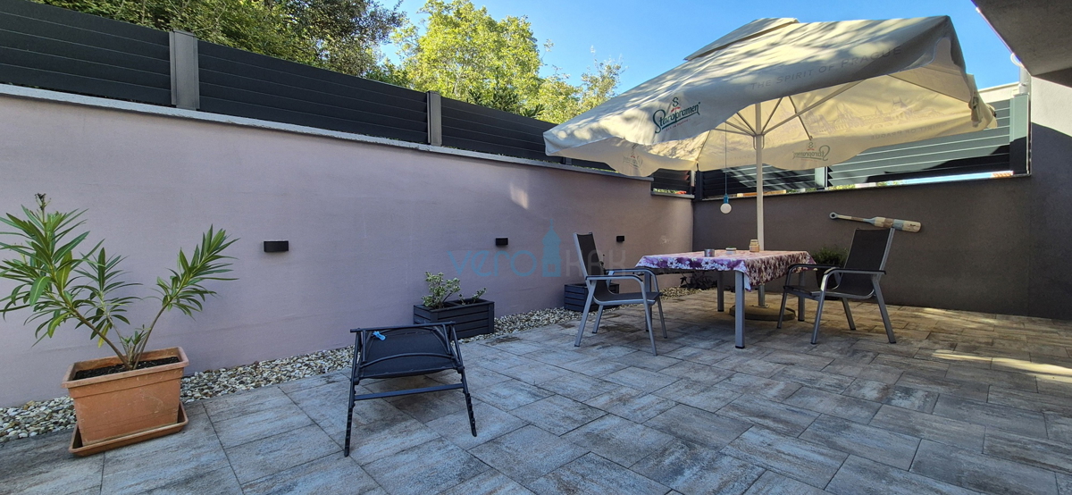 Isola di Krk, Malinska, centro, appartamento su due livelli con giardino, vendita