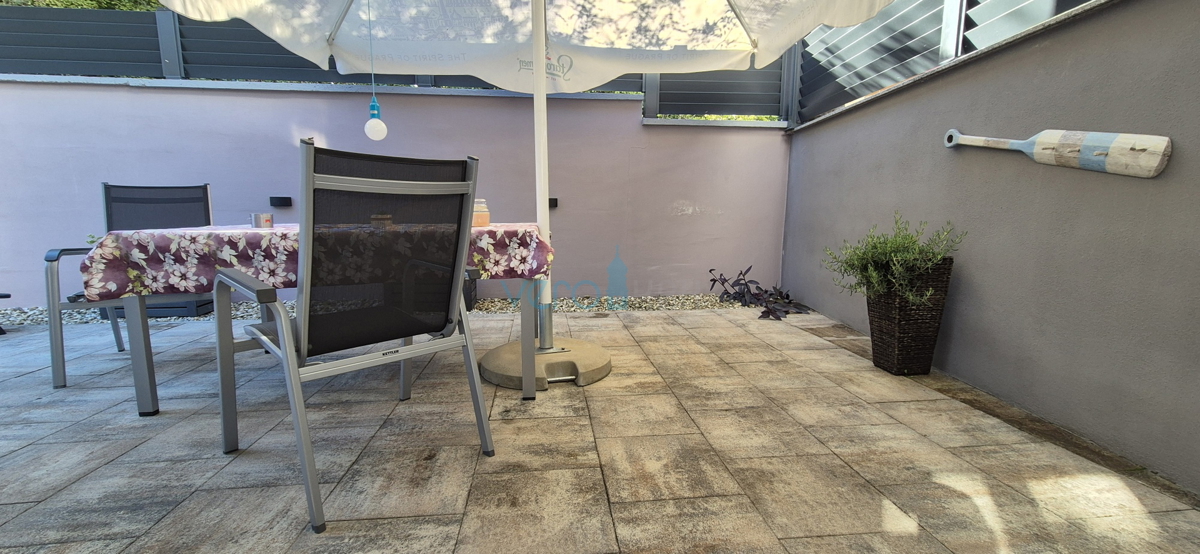 Isola di Krk, Malinska, centro, appartamento su due livelli con giardino, vendita