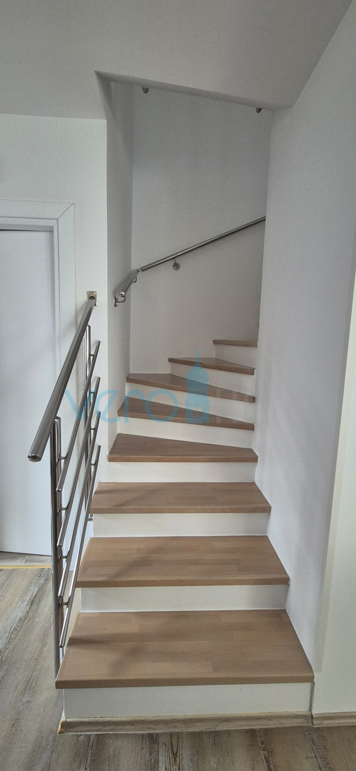 Isola di Krk, Malinska, centro, appartamento su due livelli con giardino, vendita