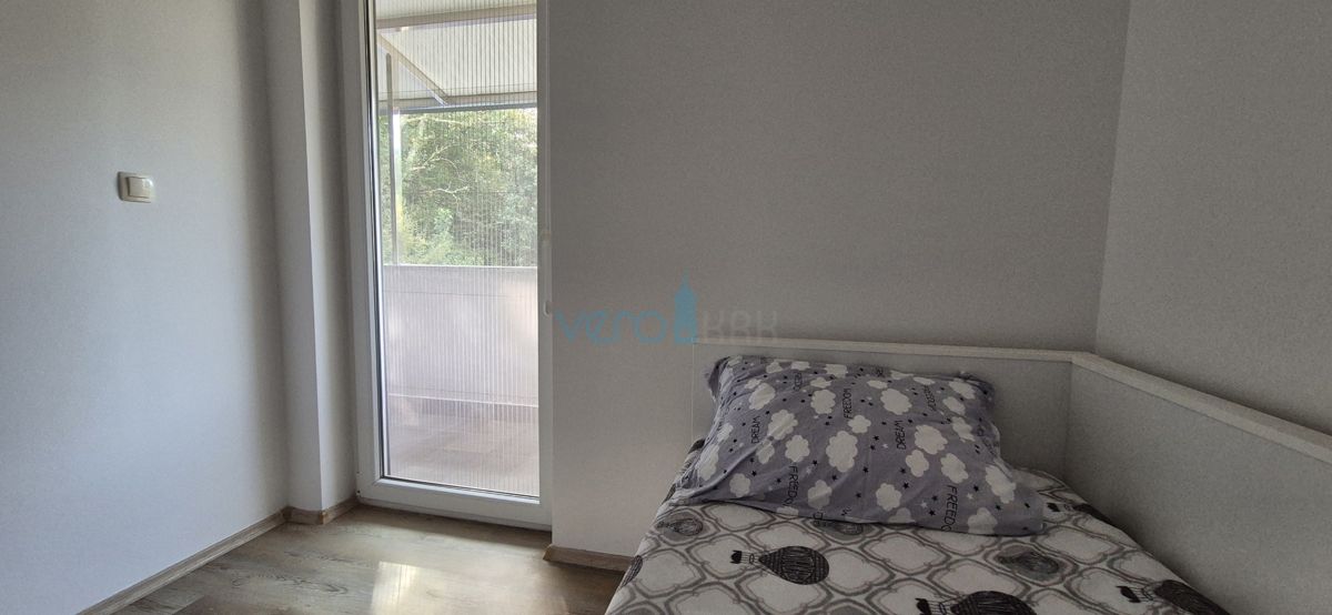 Isola di Krk, Malinska, centro, appartamento su due livelli con giardino, vendita