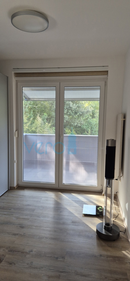 Isola di Krk, Malinska, centro, appartamento su due livelli con giardino, vendita