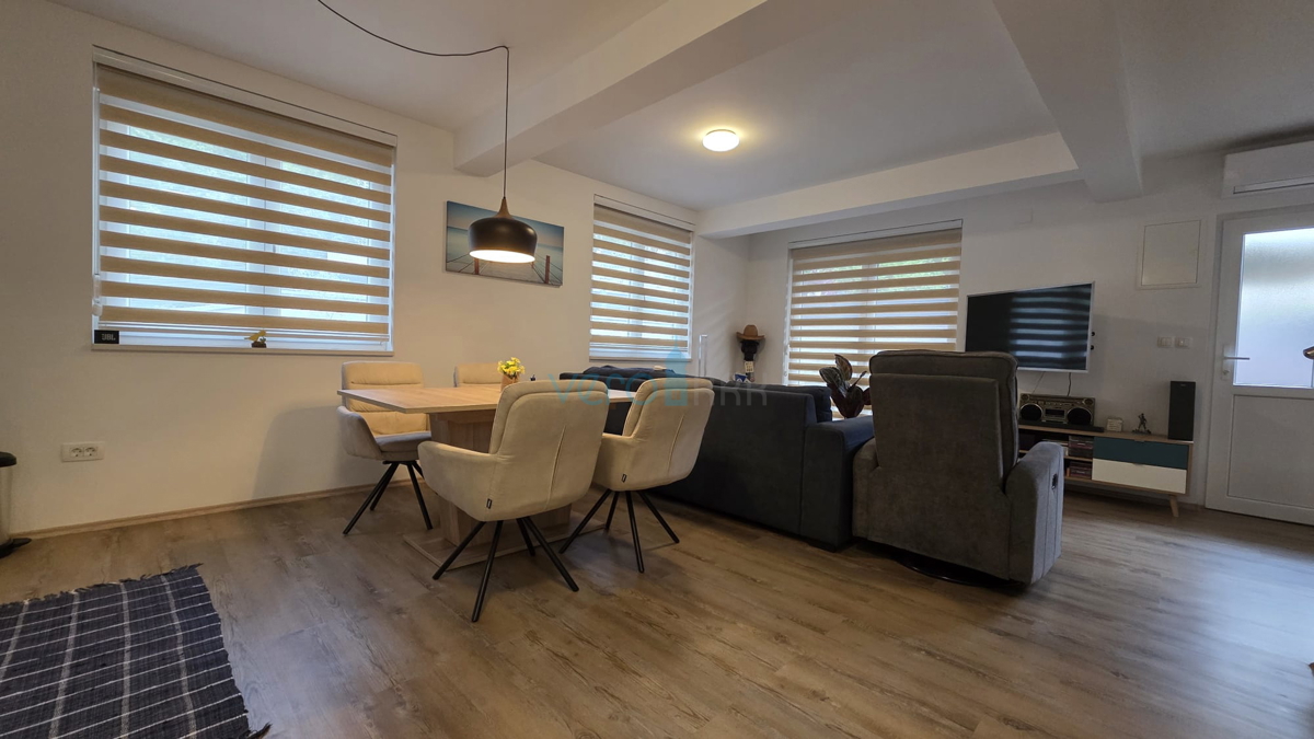 Isola di Krk, Malinska, centro, appartamento su due livelli con giardino, vendita