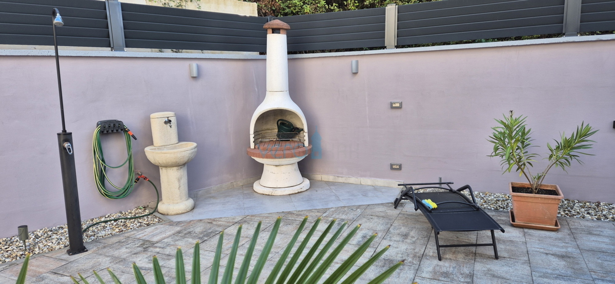 Isola di Krk, Malinska, centro, appartamento su due livelli con giardino, vendita