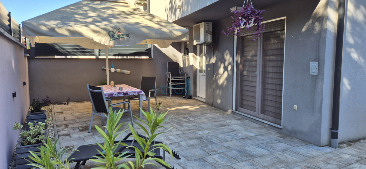 Isola di Krk, Malinska, centro, appartamento su due livelli con giardino, vendita