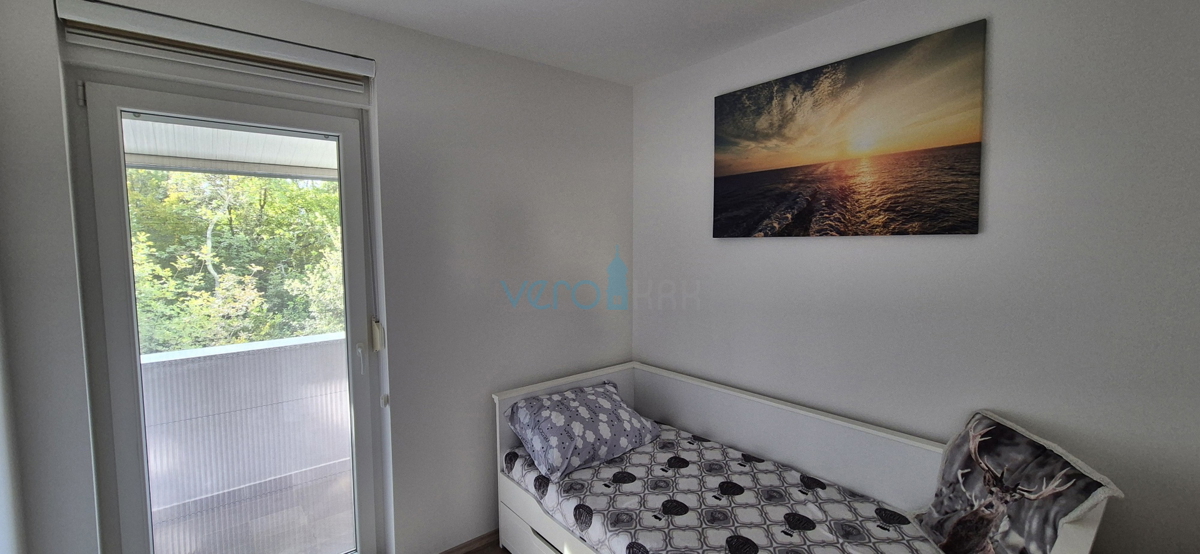 Isola di Krk, Malinska, centro, appartamento su due livelli con giardino, vendita