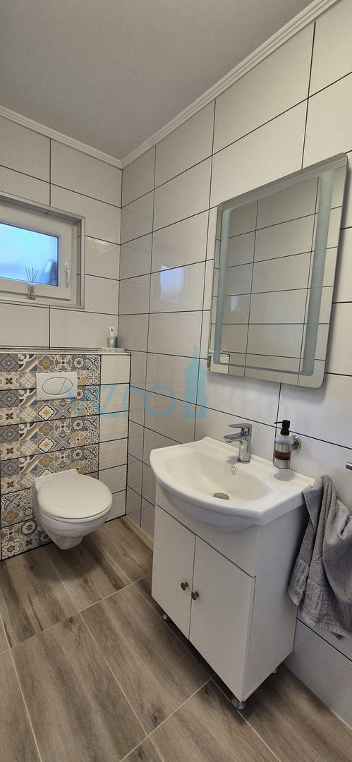 Isola di Krk, Malinska, centro, appartamento su due livelli con giardino, vendita