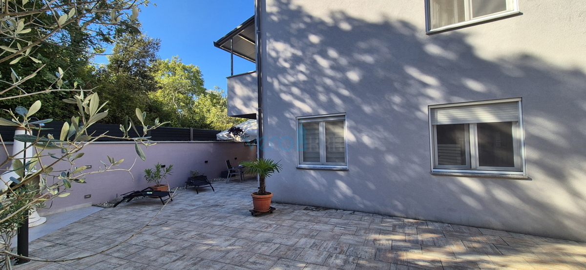 Isola di Krk, Malinska, centro, appartamento su due livelli con giardino, vendita