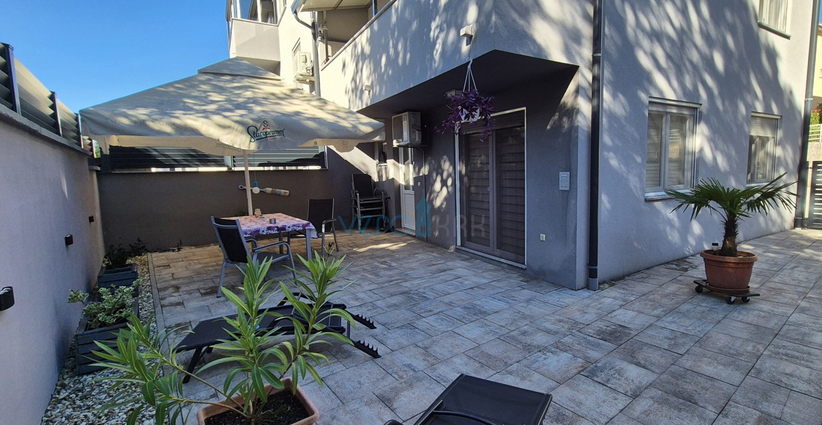 Isola di Krk, Malinska, centro, appartamento su due livelli con giardino, vendita