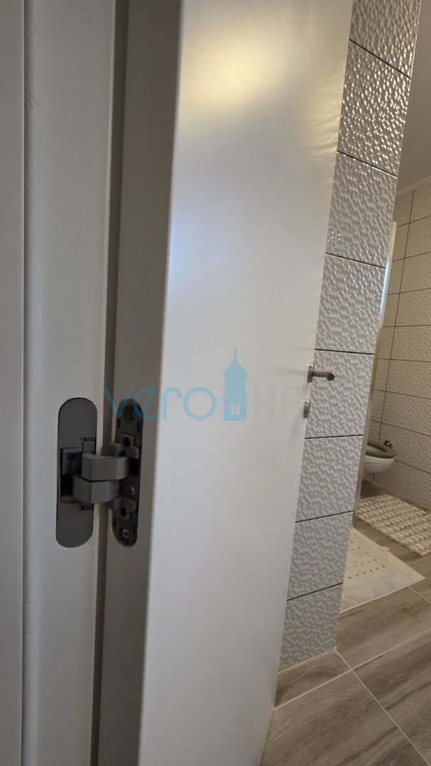 Isola di Krk, Malinska, centro, appartamento su due livelli con giardino, vendita