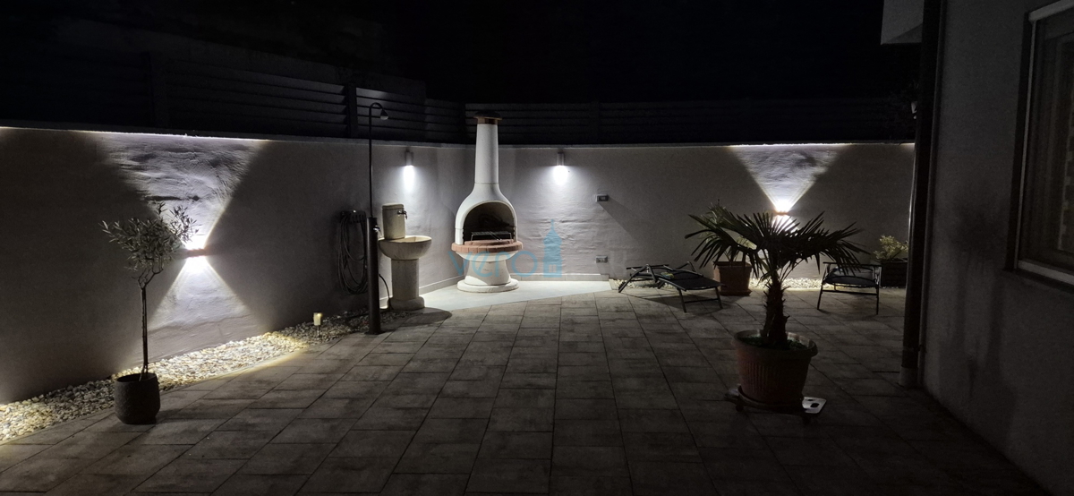 Isola di Krk, Malinska, centro, appartamento su due livelli con giardino, vendita