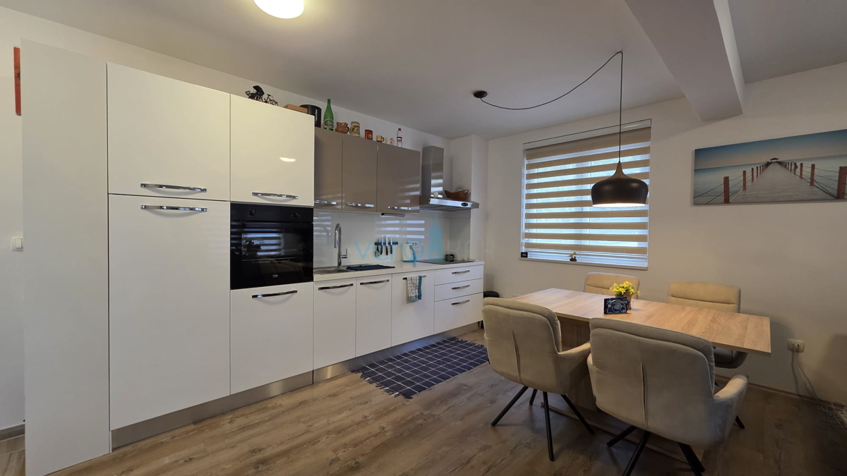 Isola di Krk, Malinska, centro, appartamento su due livelli con giardino, vendita