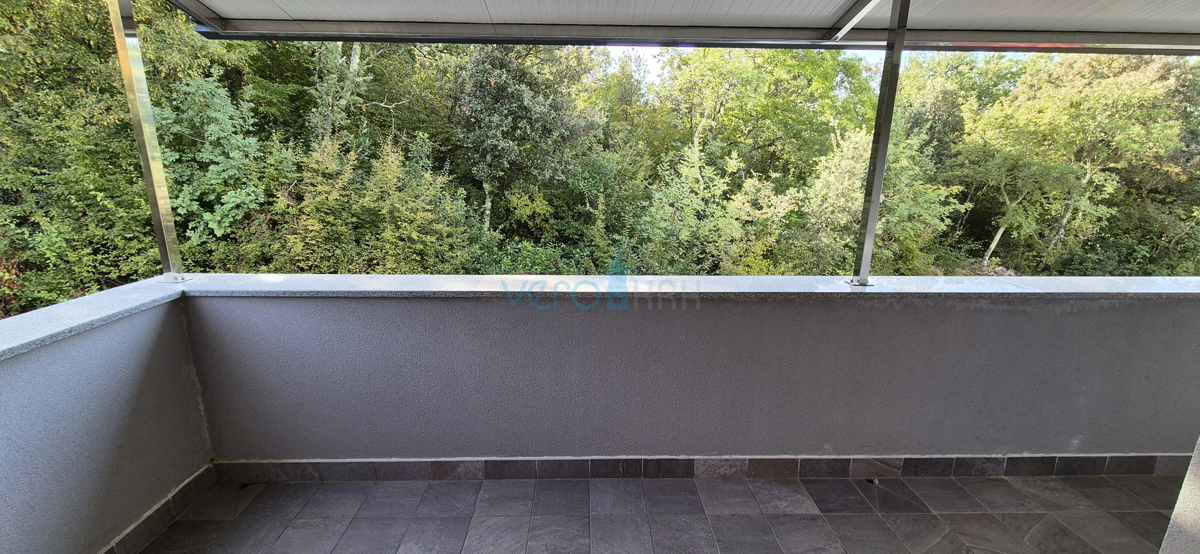 Isola di Krk, Malinska, centro, appartamento su due livelli con giardino, vendita