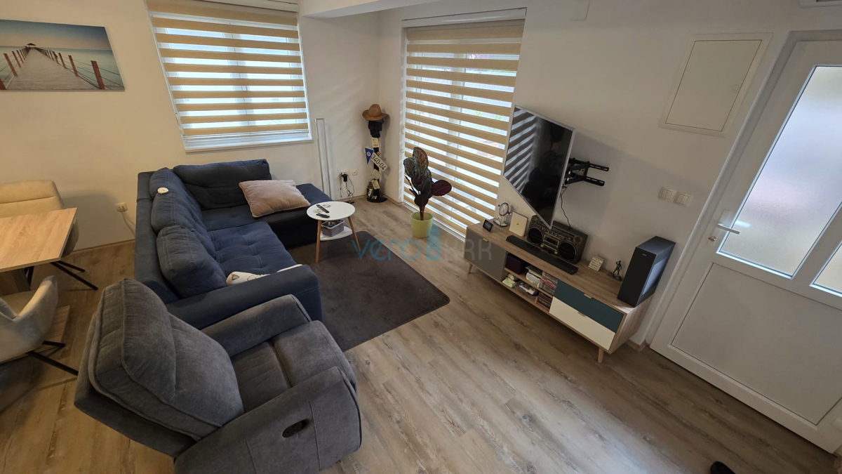 Isola di Krk, Malinska, centro, appartamento su due livelli con giardino, vendita