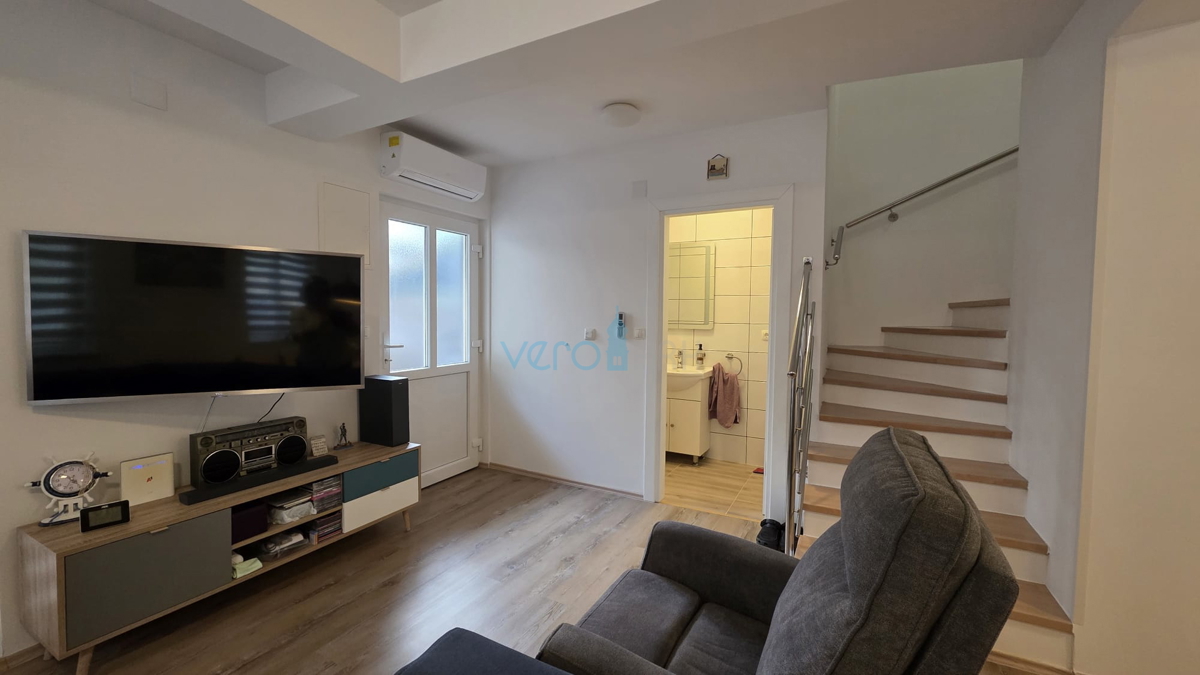 Isola di Krk, Malinska, centro, appartamento su due livelli con giardino, vendita