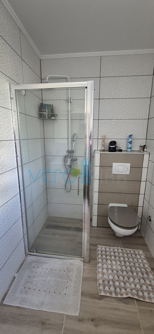 Isola di Krk, Malinska, centro, appartamento su due livelli con giardino, vendita