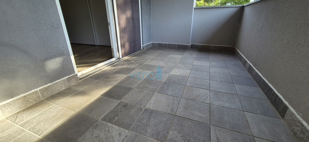 Isola di Krk, Malinska, centro, appartamento su due livelli con giardino, vendita