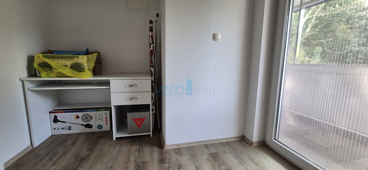 Isola di Krk, Malinska, centro, appartamento su due livelli con giardino, vendita