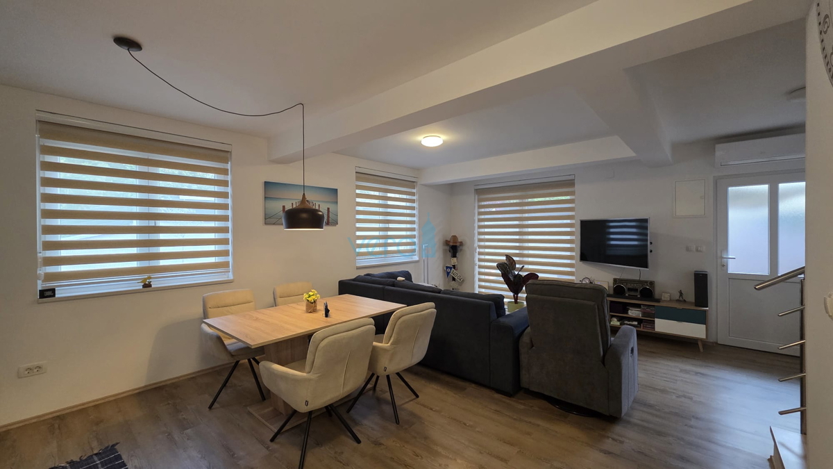 Isola di Krk, Malinska, centro, appartamento su due livelli con giardino, vendita