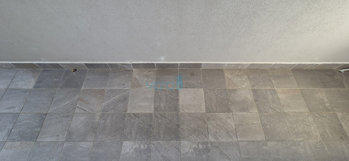 Isola di Krk, Malinska, centro, appartamento su due livelli con giardino, vendita