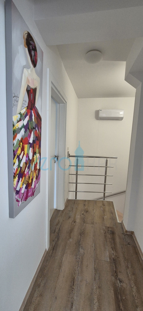 Isola di Krk, Malinska, centro, appartamento su due livelli con giardino, vendita